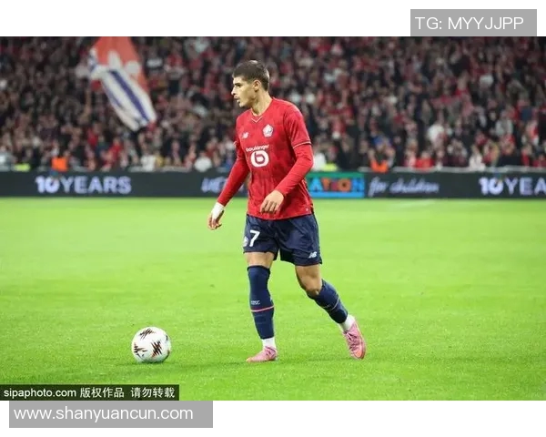 足球传奇球星化身军事统帅带领战场胜利揭秘背后传奇人生